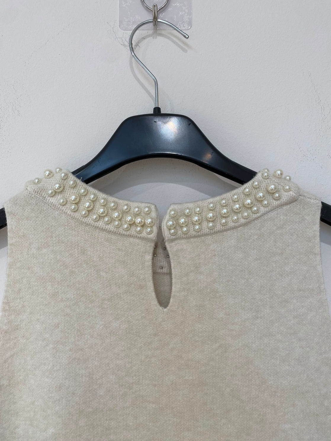 Robe Midi sans Manches en Maille – Col Perlé & Ourlet Fleuri