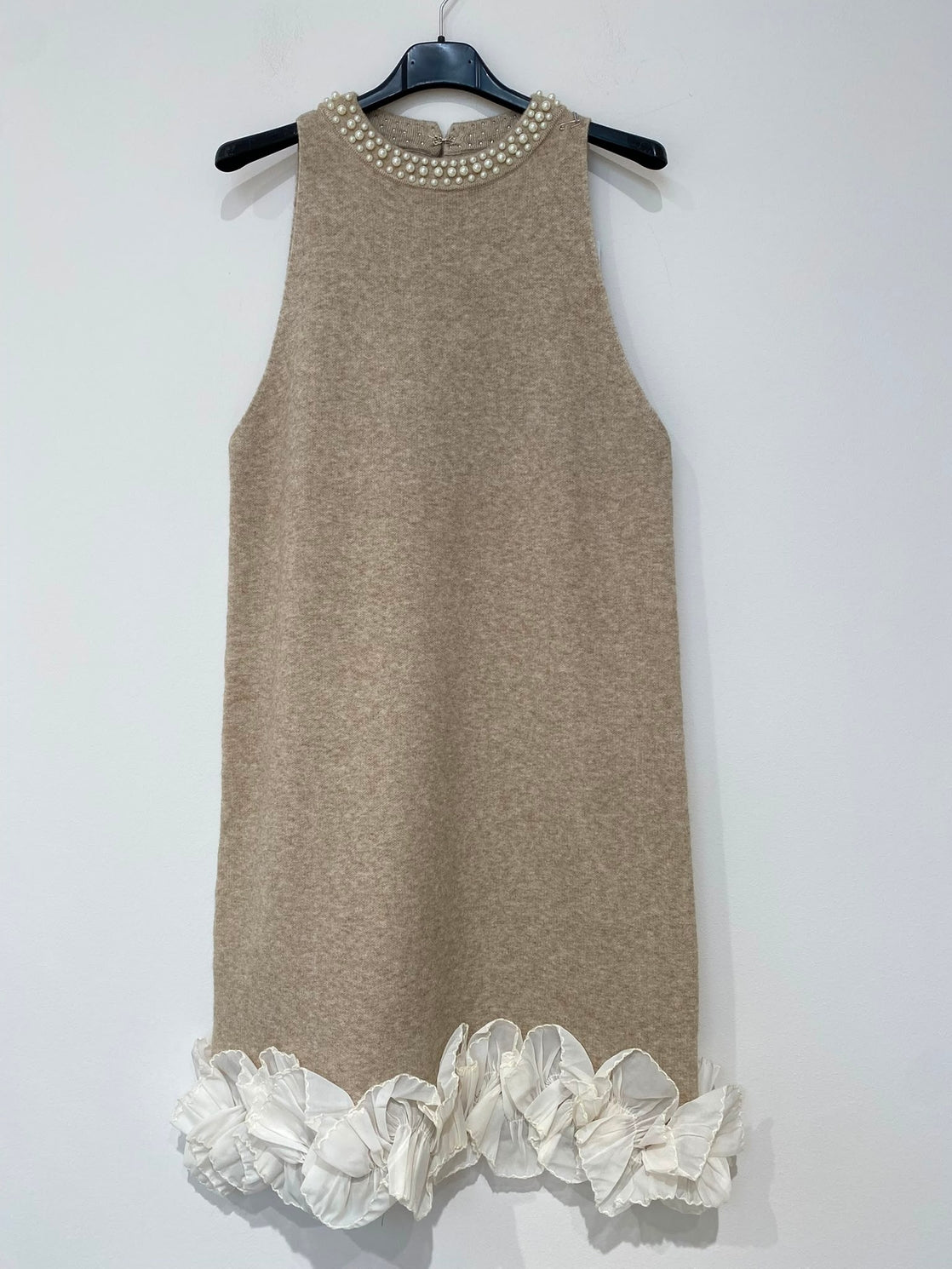 Robe Midi sans Manches en Maille – Col Perlé & Ourlet Fleuri