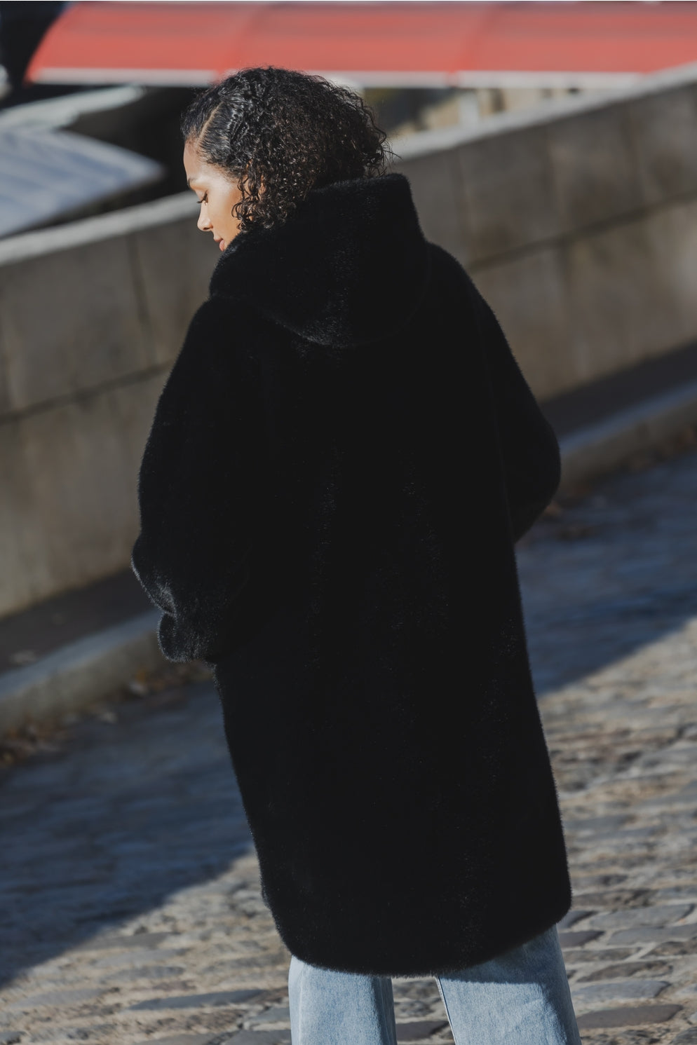 Manteau Mi-Long à Capuche en Fausse Fourrure | Boutons Bascule – OkikiParis