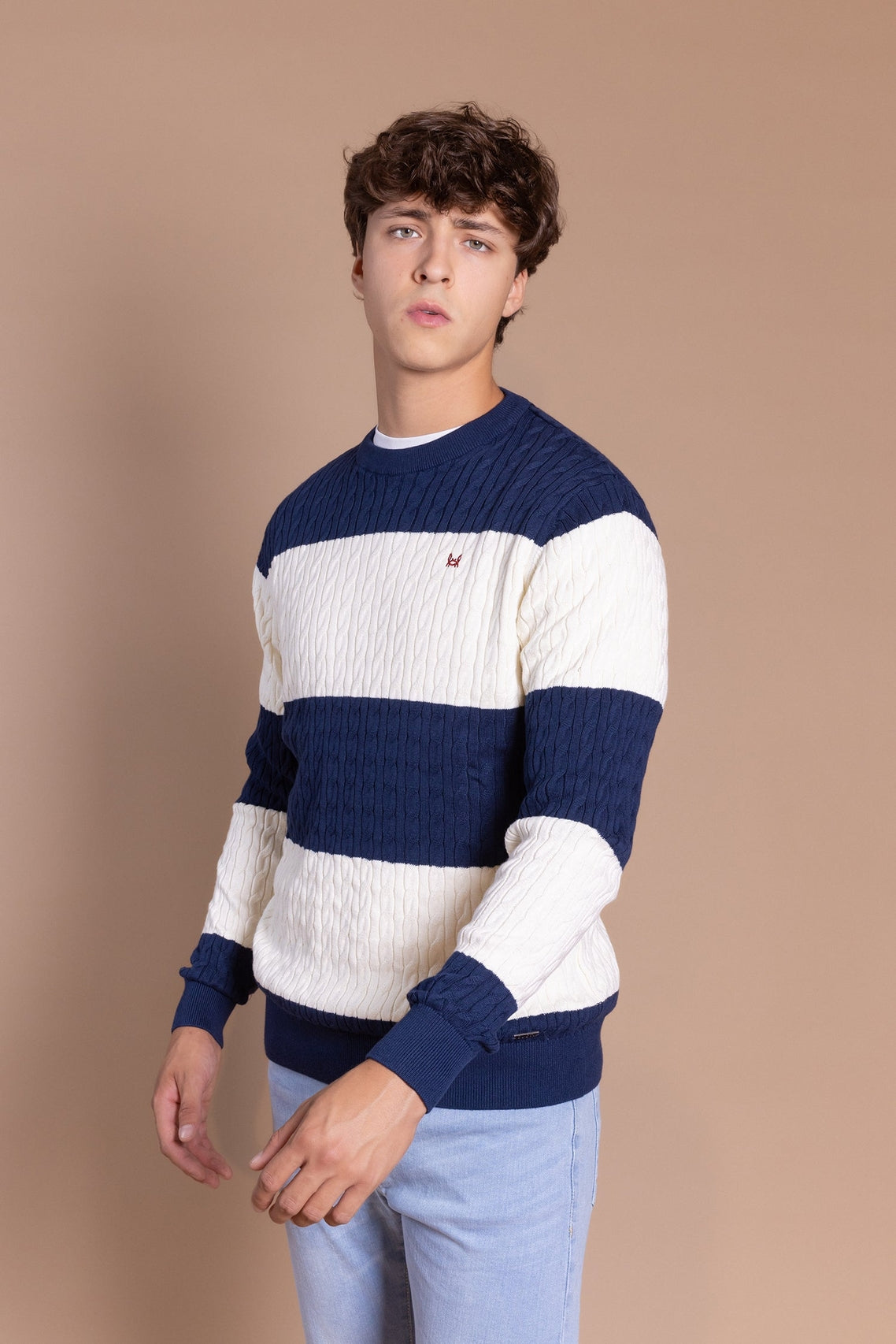 Pull torsadé à rayures blanc et bleu marine