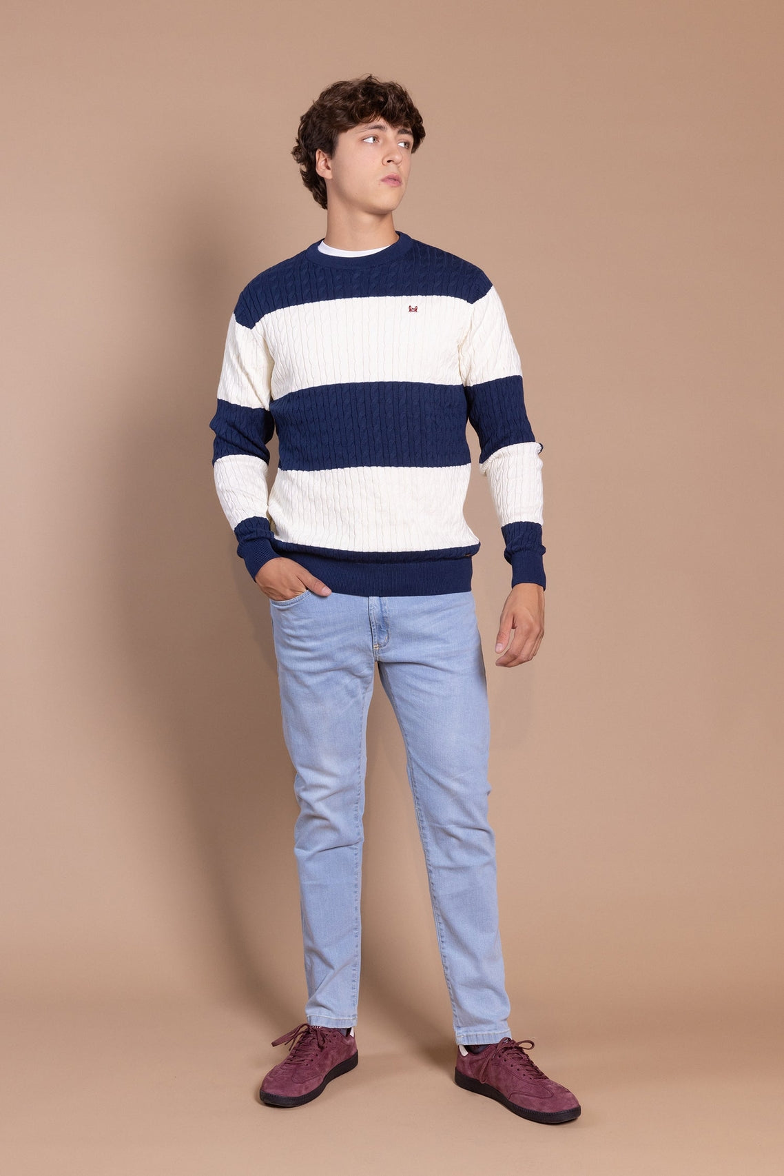 Pull torsadé à rayures blanc et bleu marine