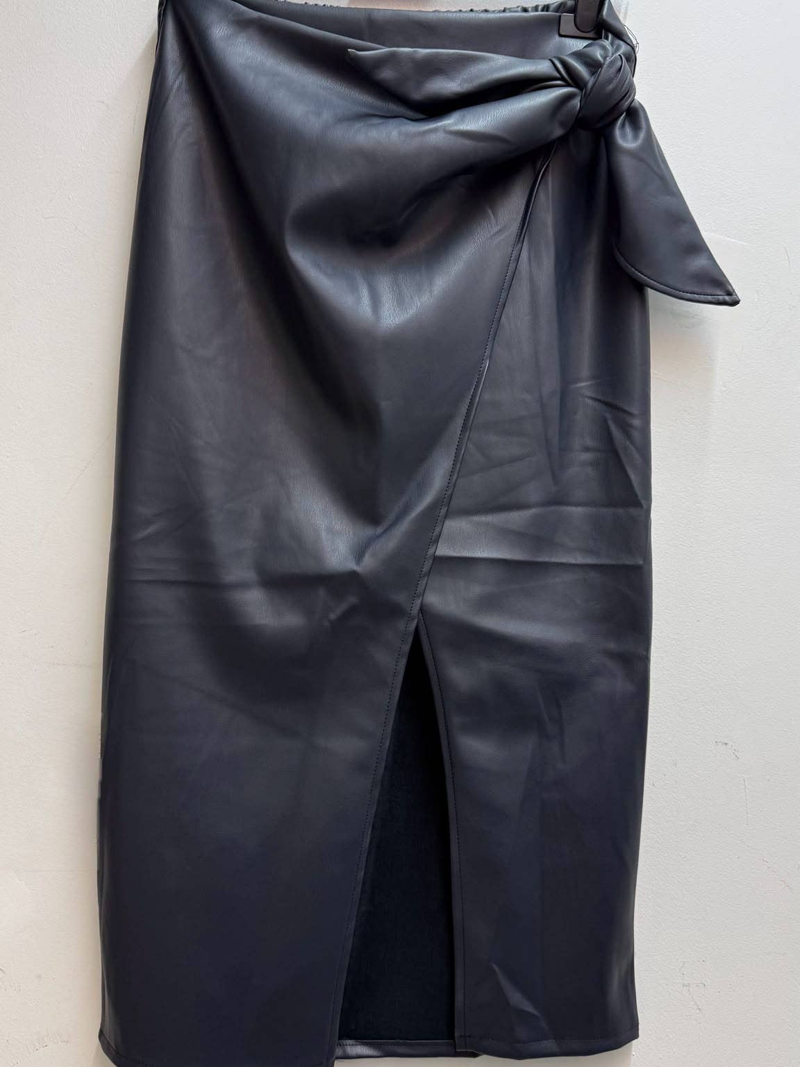 Jupe midi portefeuille effet cuir nouée